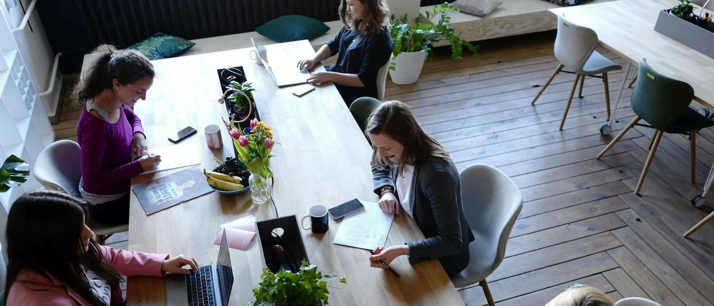 Tim bekerja bersama di kantor yang terang