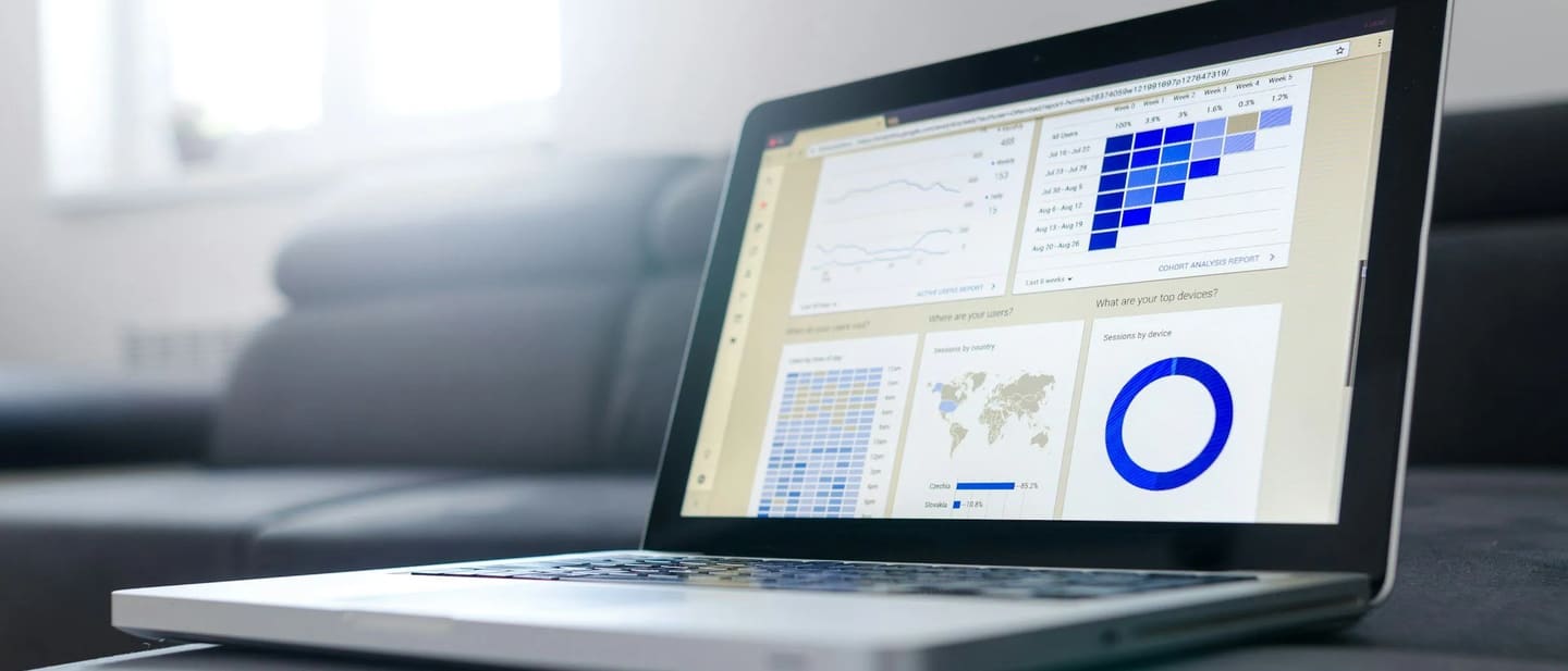 Laptop dengan dashboard pemantauan