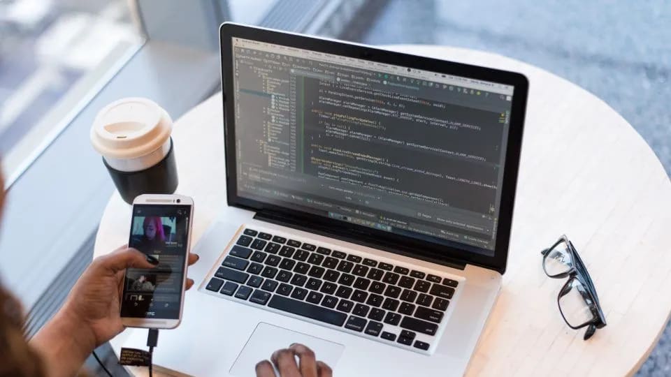 Pengembang bekerja di laptop