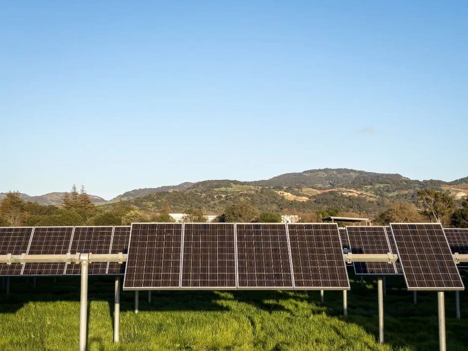 Panel surya di lapangan terbuka